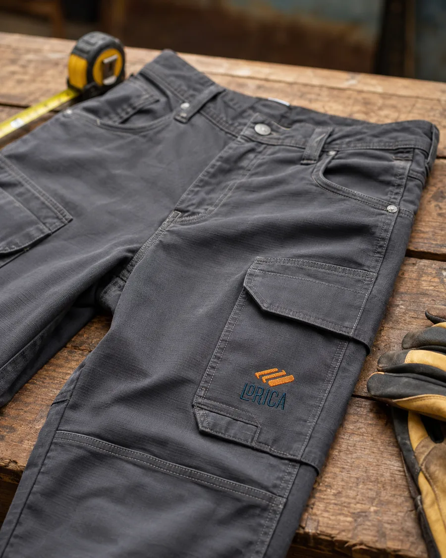 Calça cargo cinza com bordado Lórica