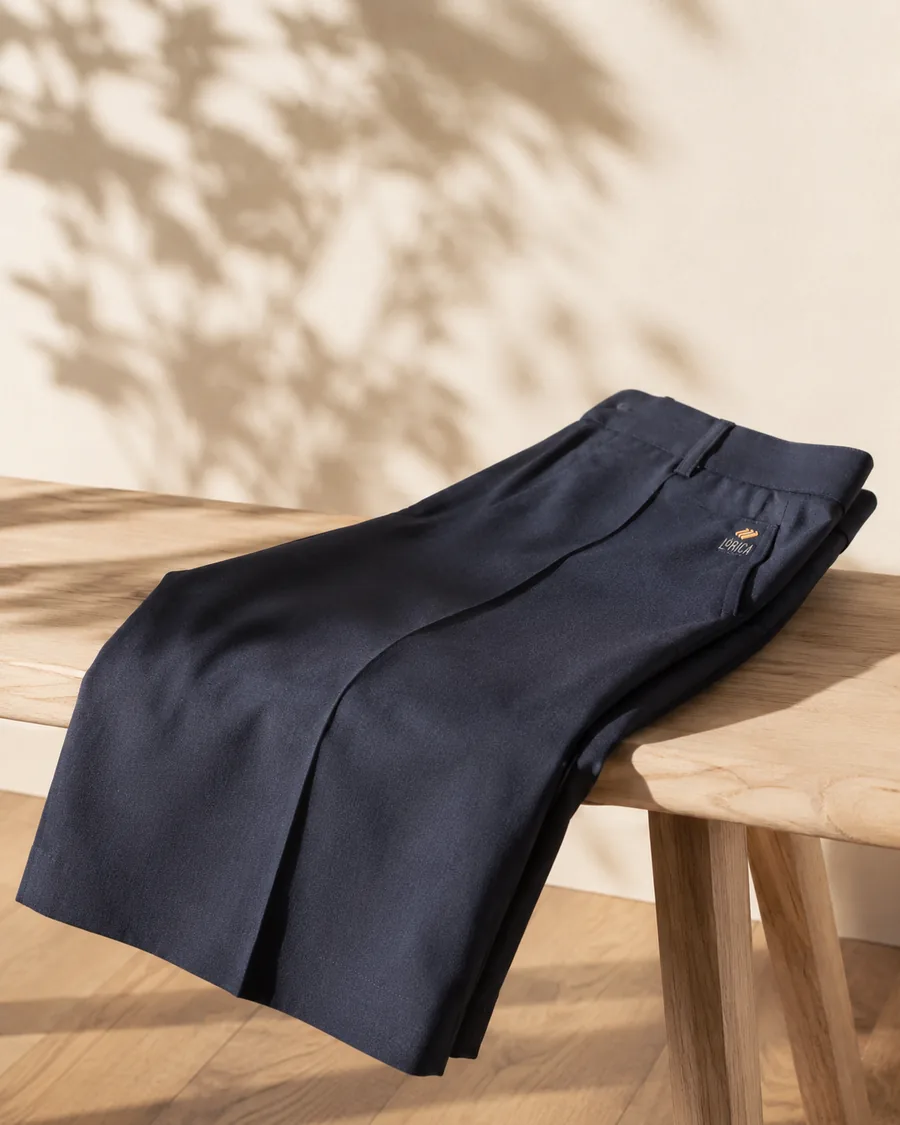 Calça social navy com bordado Lórica